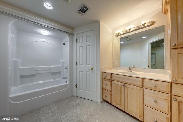 12390 FALKIRK DR, Fairfax, VA 22033