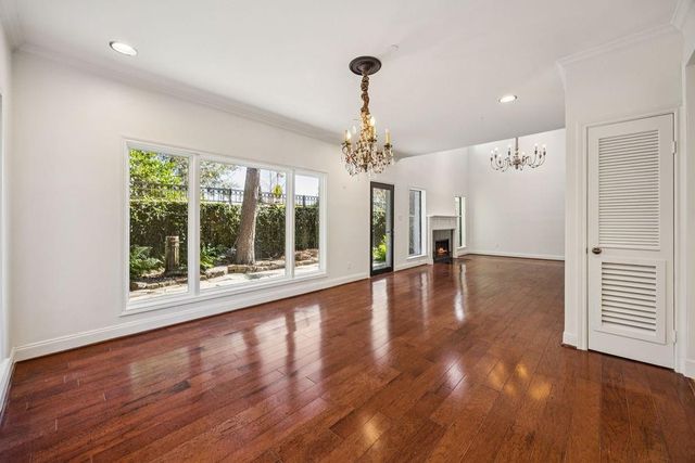 20 Town Oaks Place, Bellaire, TX 77401