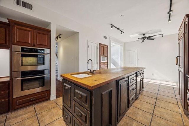 20 Town Oaks Place, Bellaire, TX 77401