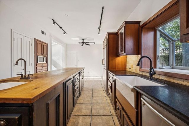 20 Town Oaks Place, Bellaire, TX 77401