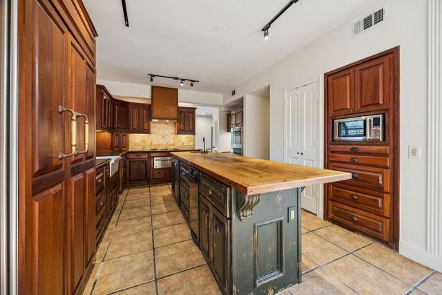 20 Town Oaks Place, Bellaire, TX 77401