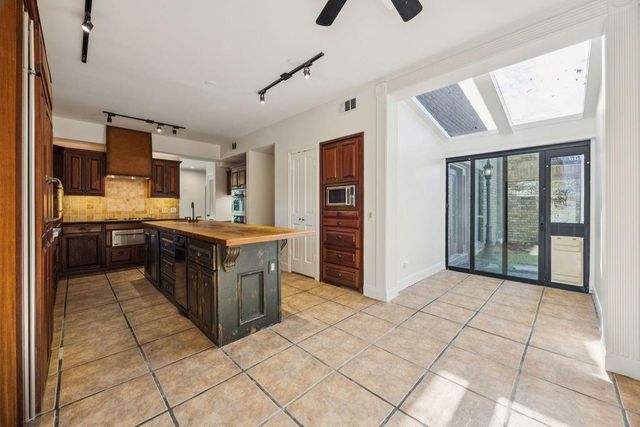 20 Town Oaks Place, Bellaire, TX 77401