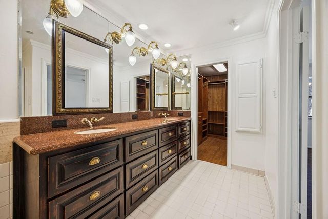 20 Town Oaks Place, Bellaire, TX 77401