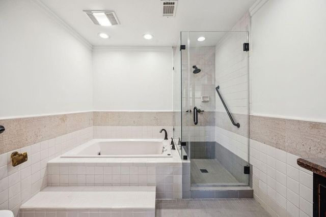 20 Town Oaks Place, Bellaire, TX 77401