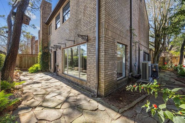 20 Town Oaks Place, Bellaire, TX 77401