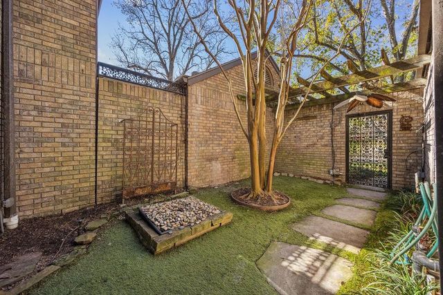 20 Town Oaks Place, Bellaire, TX 77401