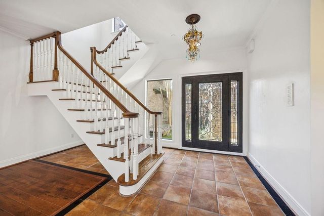 20 Town Oaks Place, Bellaire, TX 77401