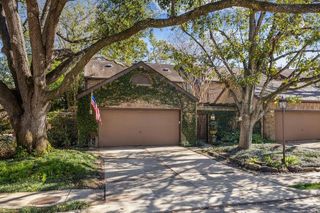 20 Town Oaks Place, Bellaire, TX 77401