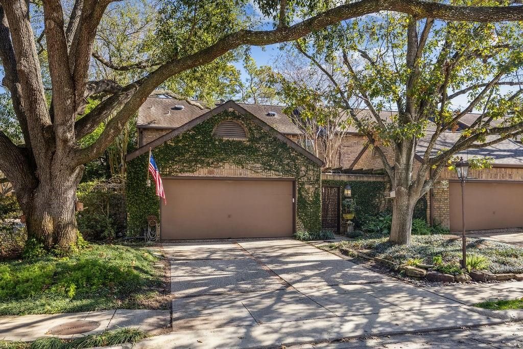 20 Town Oaks Place, Bellaire, TX 77401