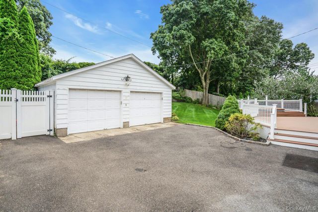 7 Tomkins Court, Commack, NY 11725