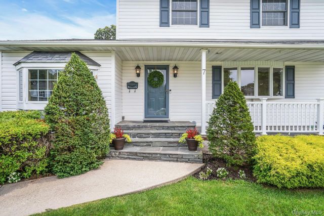 7 Tomkins Court, Commack, NY 11725
