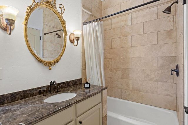 6600 W Courtyard DR, Austin, TX 78730