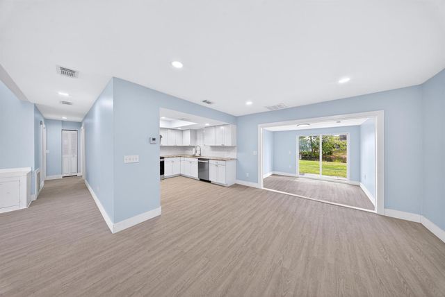 662 SE Essex Drive, Port St. Lucie, FL 34984