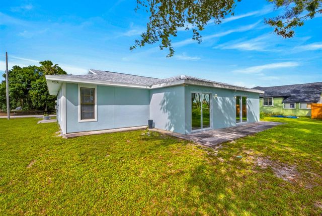 662 SE Essex Drive, Port St. Lucie, FL 34984
