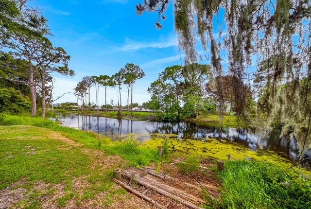 662 SE Essex Drive, Port St. Lucie, FL 34984