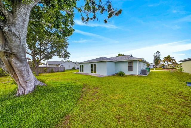 662 SE Essex Drive, Port St. Lucie, FL 34984