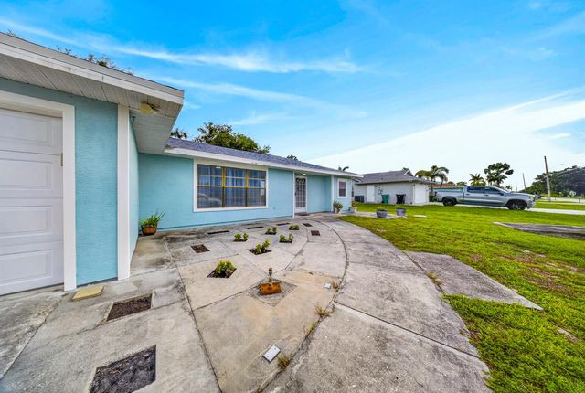 662 SE Essex Drive, Port St. Lucie, FL 34984