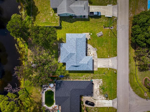 662 SE Essex Drive, Port St. Lucie, FL 34984