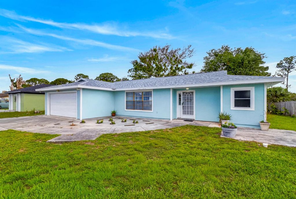 662 SE Essex Drive, Port St. Lucie, FL 34984