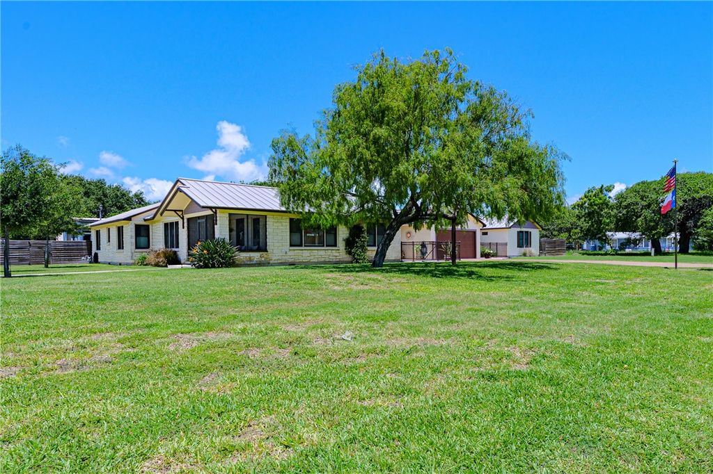 1622 Cherry St, Rockport, TX 78382 — exterior