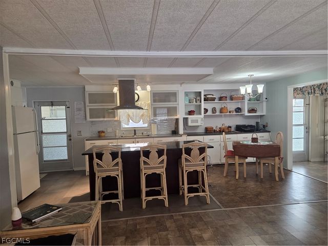 941 Days LN, North Fort Myers, FL 33917