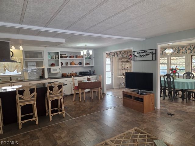 941 Days LN, North Fort Myers, FL 33917