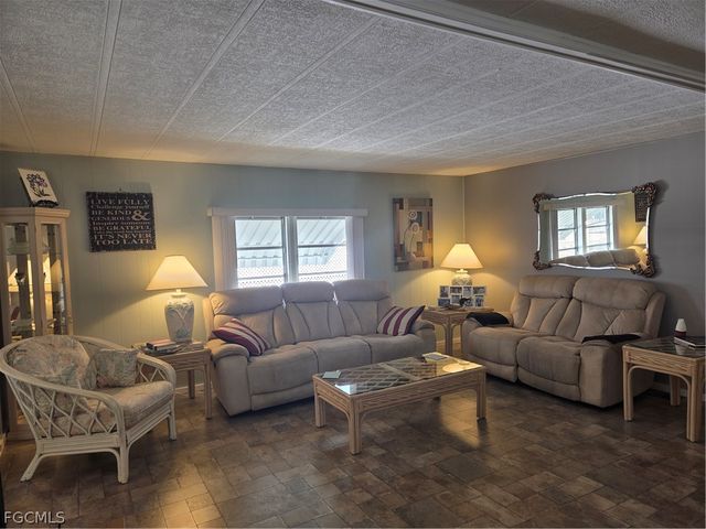 941 Days LN, North Fort Myers, FL 33917