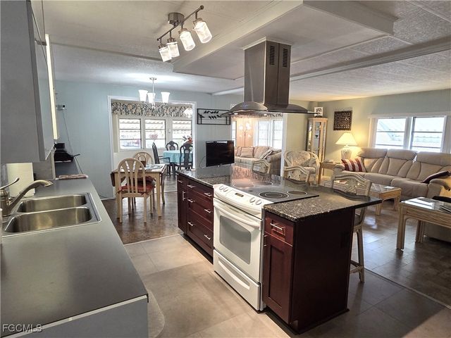 941 Days LN, North Fort Myers, FL 33917