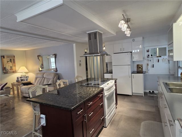 941 Days LN, North Fort Myers, FL 33917