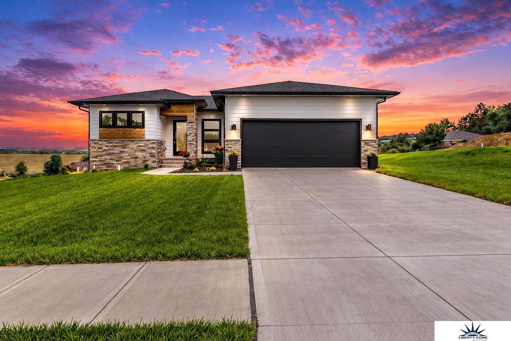 12164 S 114th Avenue, Papillion, NE 68046