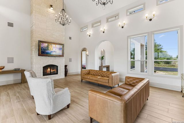 107 SUNRISE DR, Boerne, TX 78006