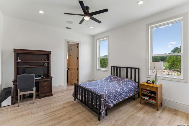 107 SUNRISE DR, Boerne, TX 78006