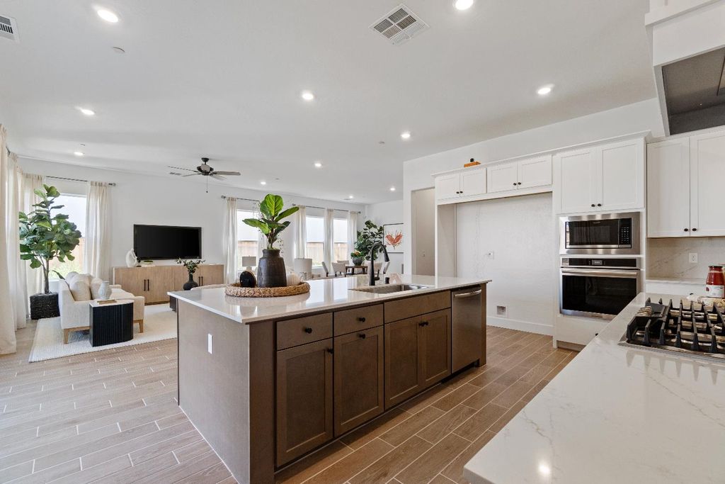 Image 20 of property listing at 856 Traverse Drive S, Madera, CA 93636