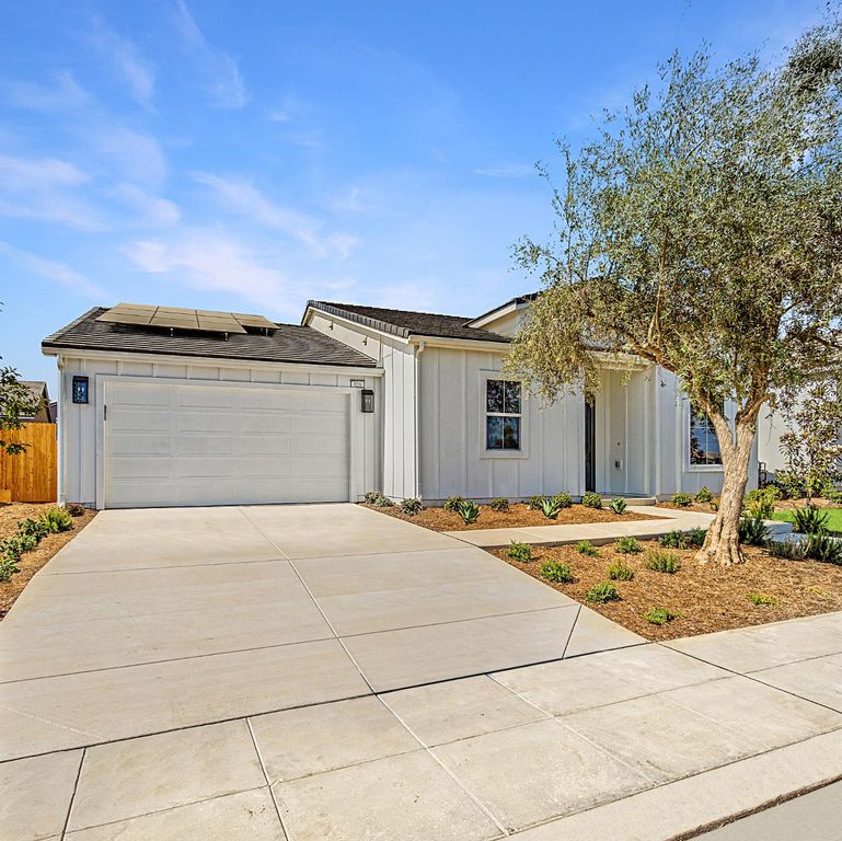 Image 3 of property listing at 856 Traverse Drive S, Madera, CA 93636