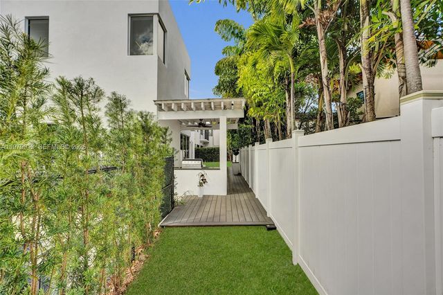 10223 NW 75th Ter ., Doral, FL 33178