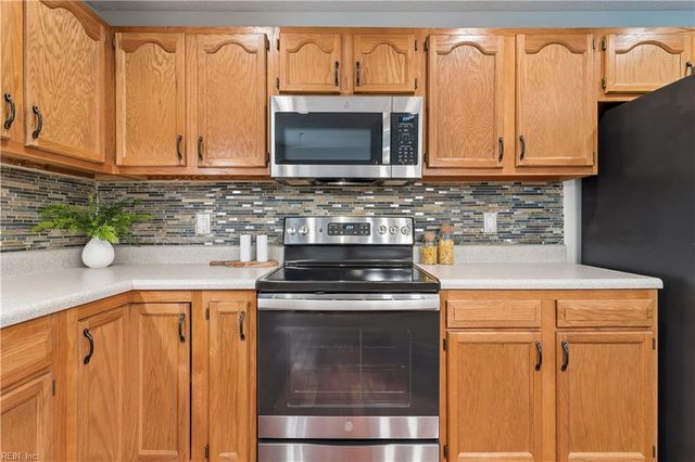 6 Poplar CT, Smithfield, VA 23430