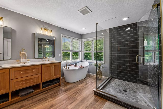 6656 Pointe Lake Lucy, Chanhassen, MN 55317