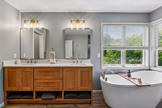 6656 Pointe Lake Lucy, Chanhassen, MN 55317