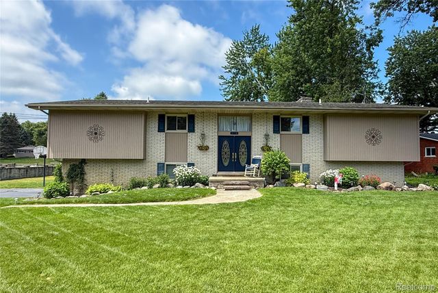 219 Hurondale Drive, White Lake Charter Township, MI 48386