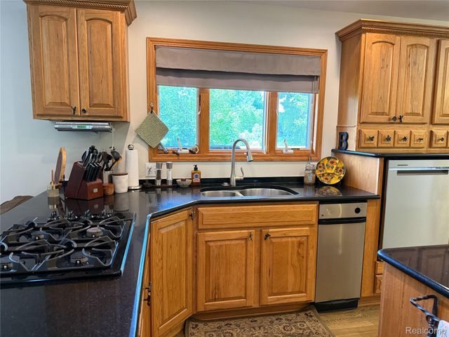 219 Hurondale Drive, White Lake Charter Township, MI 48386