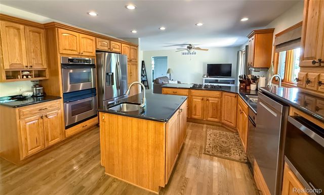 219 Hurondale Drive, White Lake Charter Township, MI 48386