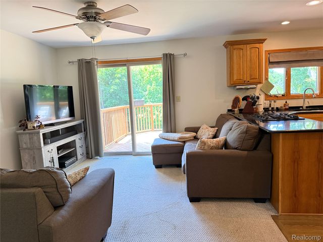 219 Hurondale Drive, White Lake Charter Township, MI 48386