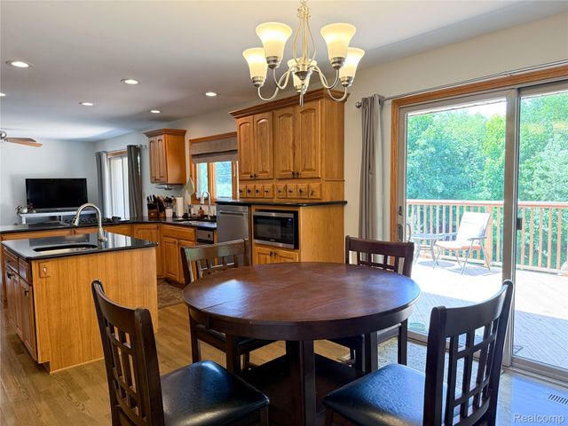 219 Hurondale Drive, White Lake Charter Township, MI 48386