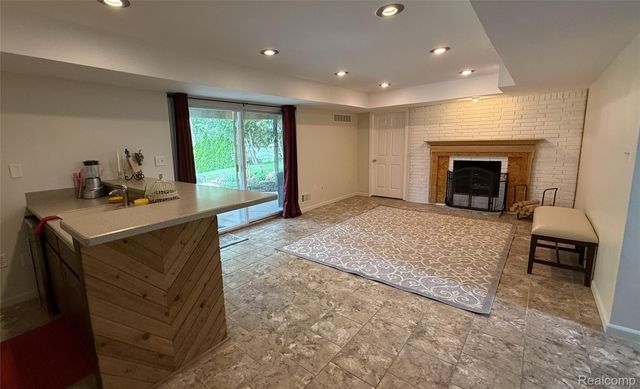 219 Hurondale Drive, White Lake Charter Township, MI 48386