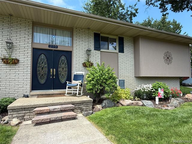 219 Hurondale Drive, White Lake Charter Township, MI 48386