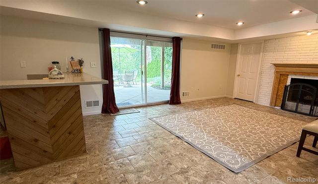 219 Hurondale Drive, White Lake Charter Township, MI 48386