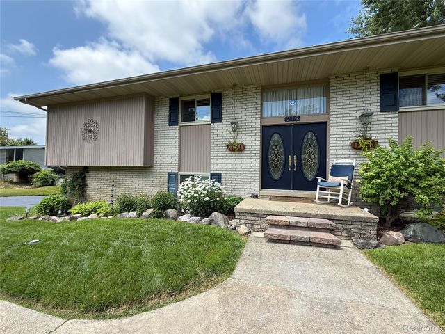 219 Hurondale Drive, White Lake Charter Township, MI 48386