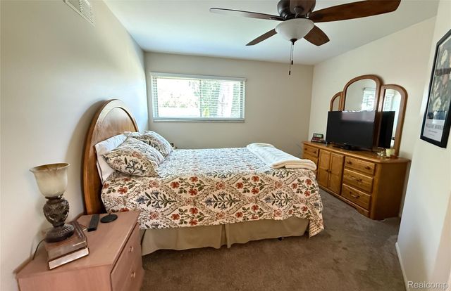 219 Hurondale Drive, White Lake Charter Township, MI 48386