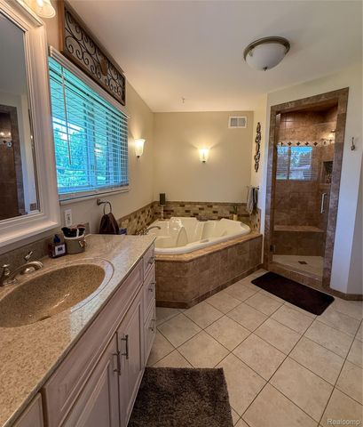 219 Hurondale Drive, White Lake Charter Township, MI 48386
