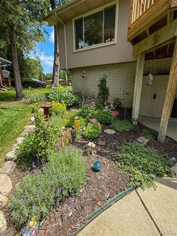 219 Hurondale Drive, White Lake Charter Township, MI 48386